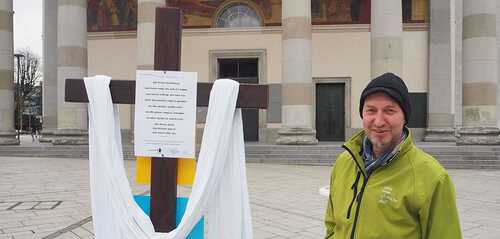 Kreuz am Marktplatz / Christof Egle OLYMPUS DIGITAL CAMERA