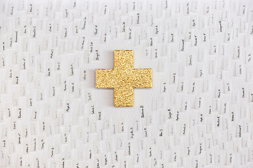 Das Kreuz in der Pfarrkirche Fußach (Bezirk Bregenz) ist ein Gemeinschaftsprodukt: Mehrere hundert Fingerabdrücke aus Silberlehm  wurden auf das Kreuz gelegt. Anschließend brannte und vergoldete die zeitgenössische Künstlerin Lena Grabher das Kreuz